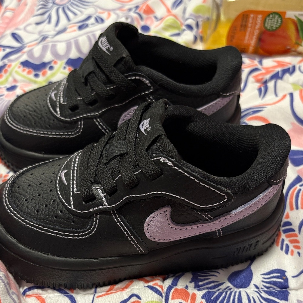 Nike Kids Black Sneakers with Light Purple Swoosh